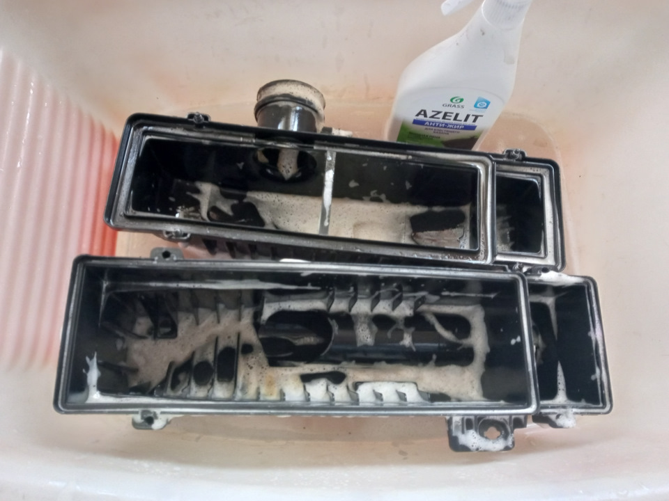 Замена фильтра у меня строго по правилам, поэтому снял сам короб, помыл его средством антижыр Azelit. Чтобы мой Львёнок дышал чистым воздухом. — Peugeot 207