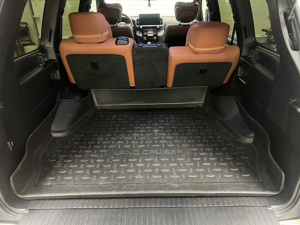OEM. Пластиковый коврик-поддон в багажник — Toyota Land Cruiser 200, 4 ...