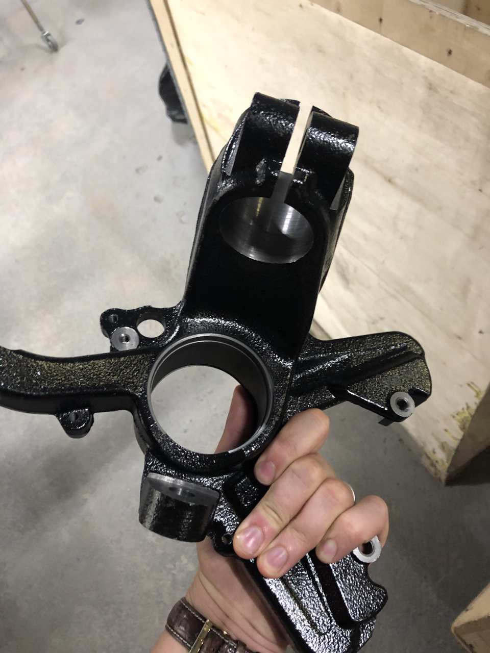 Новый поворотный кулак, модификаций кстати на вагообразные из очень много, конкретно на мою машину NTY заказал ZZP-AU-004 артикул . Оригинал к сожалению не заказать — Audi A3 (8L). Запчасти на фото: ZZPAU004