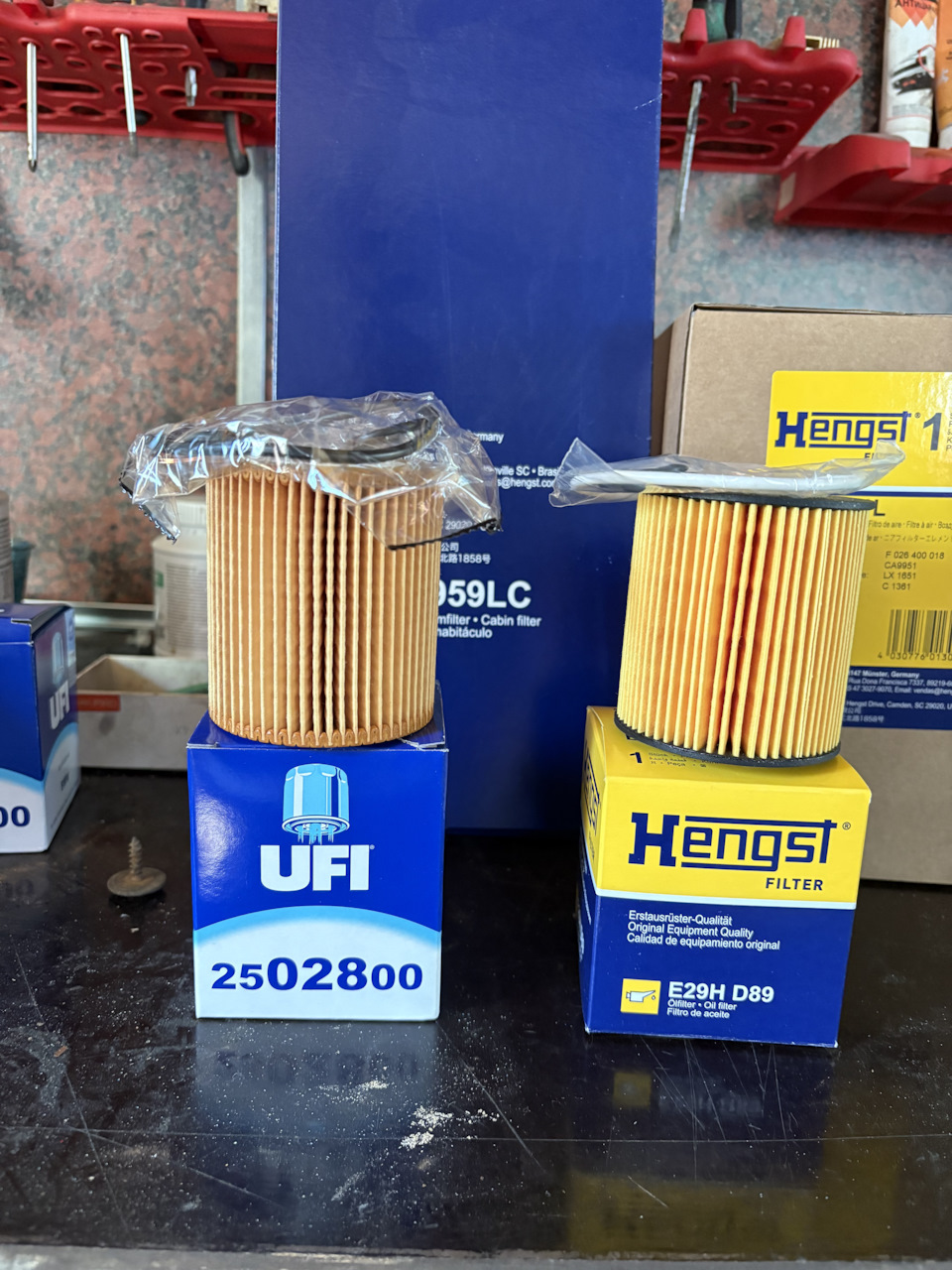 Общий вид. Сравнение Hengst и UFI — BMW 1 series (E81/E87). Запчасти на фото: 2502800, E29HD89