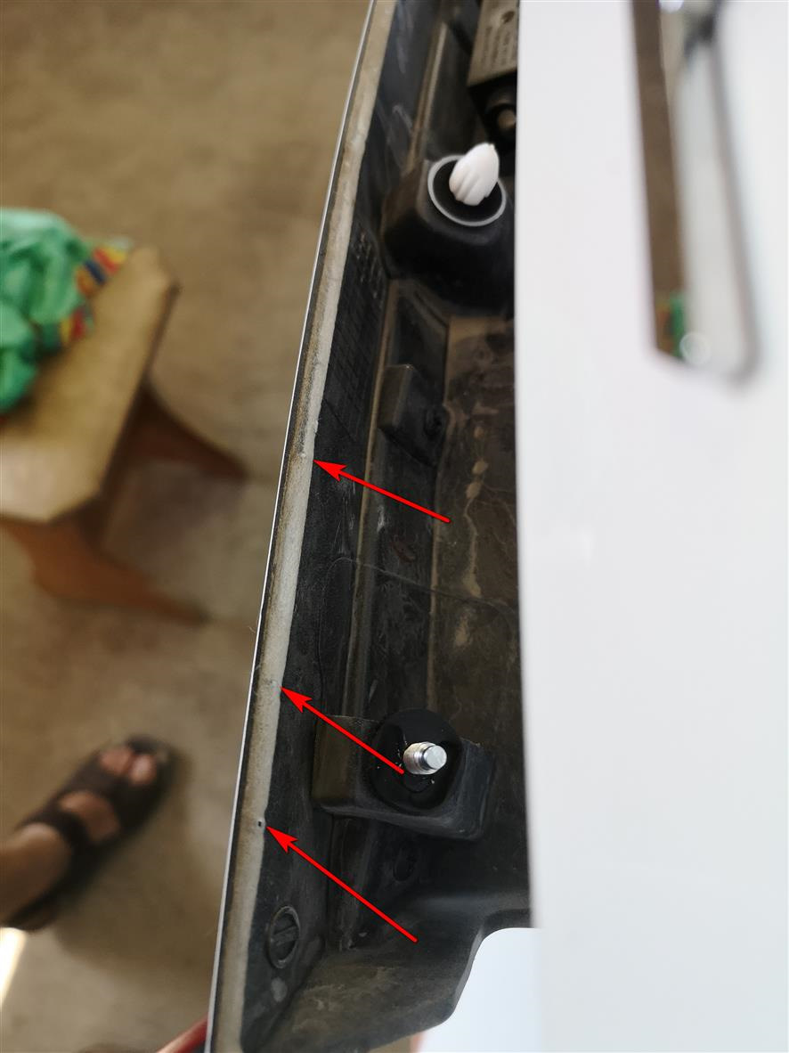 На пластике сабли имеются небольшие выступы — ребра. Ими то она и трет ЛКП. С завода здесь проклеено каким-то фетром, но он в этих местах уже тоже протерся. — Haval H6 (1G)