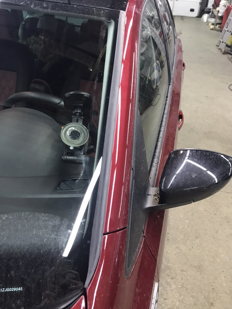 Молдинги на лобовое стекло — Volkswagen Polo Sedan GT, 1,4 л, 2017 года ...