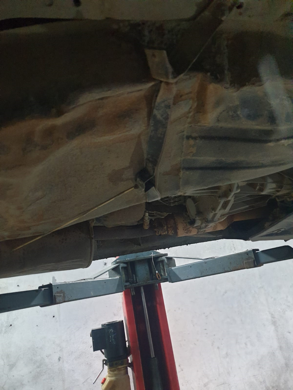 старый бак — Mitsubishi Pajero (3G)