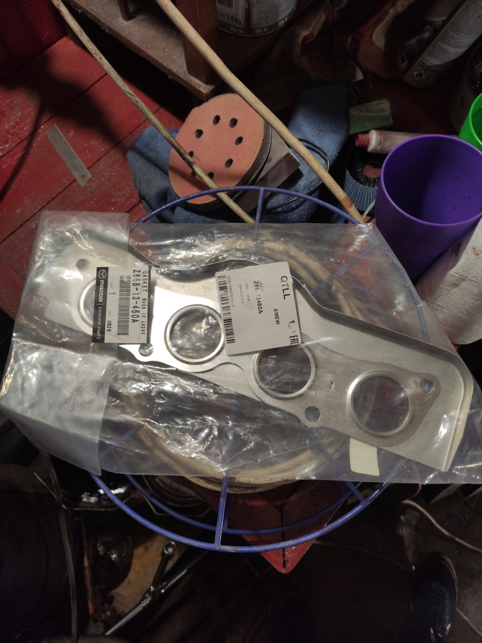 Купил в последний момент прокладку выпускного коллектора у Влада ( Vlad Japan) Спасибо тебе, всегда выручаешь . — Mazda 3 (1G) BK. Запчасти на фото: Z66813460A