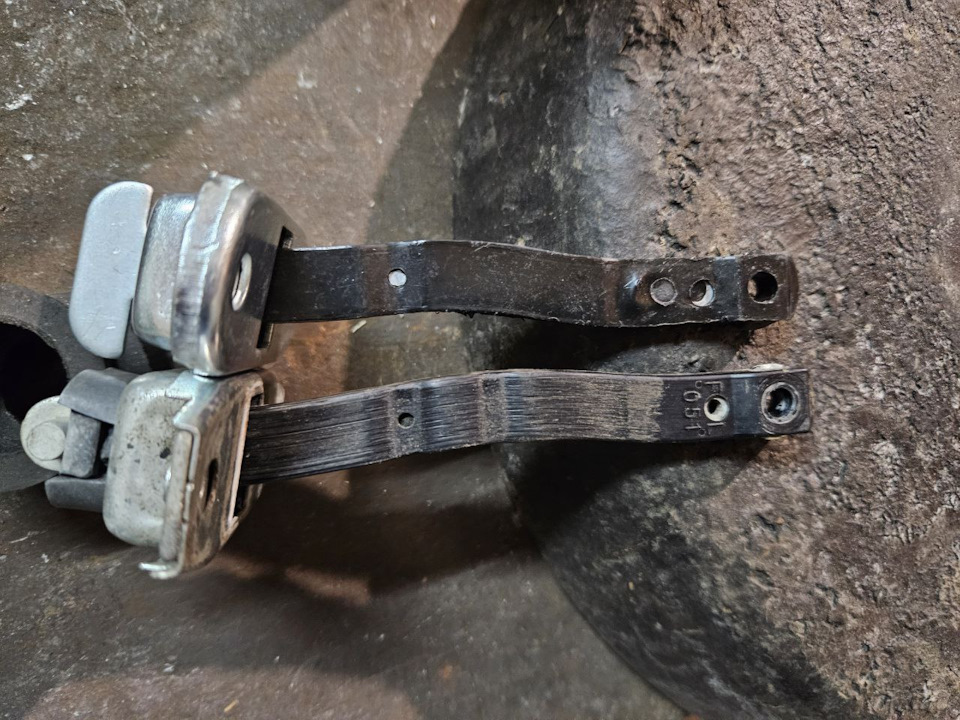 Ограничитель двери от Лифана на Камри 50 — Toyota Camry (XV50), 2,5 л ...