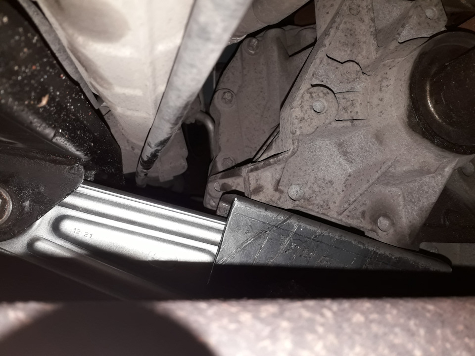 Нижняя подушка двигателя — Renault Logan (2G), 1,6 л., 2016 года ...