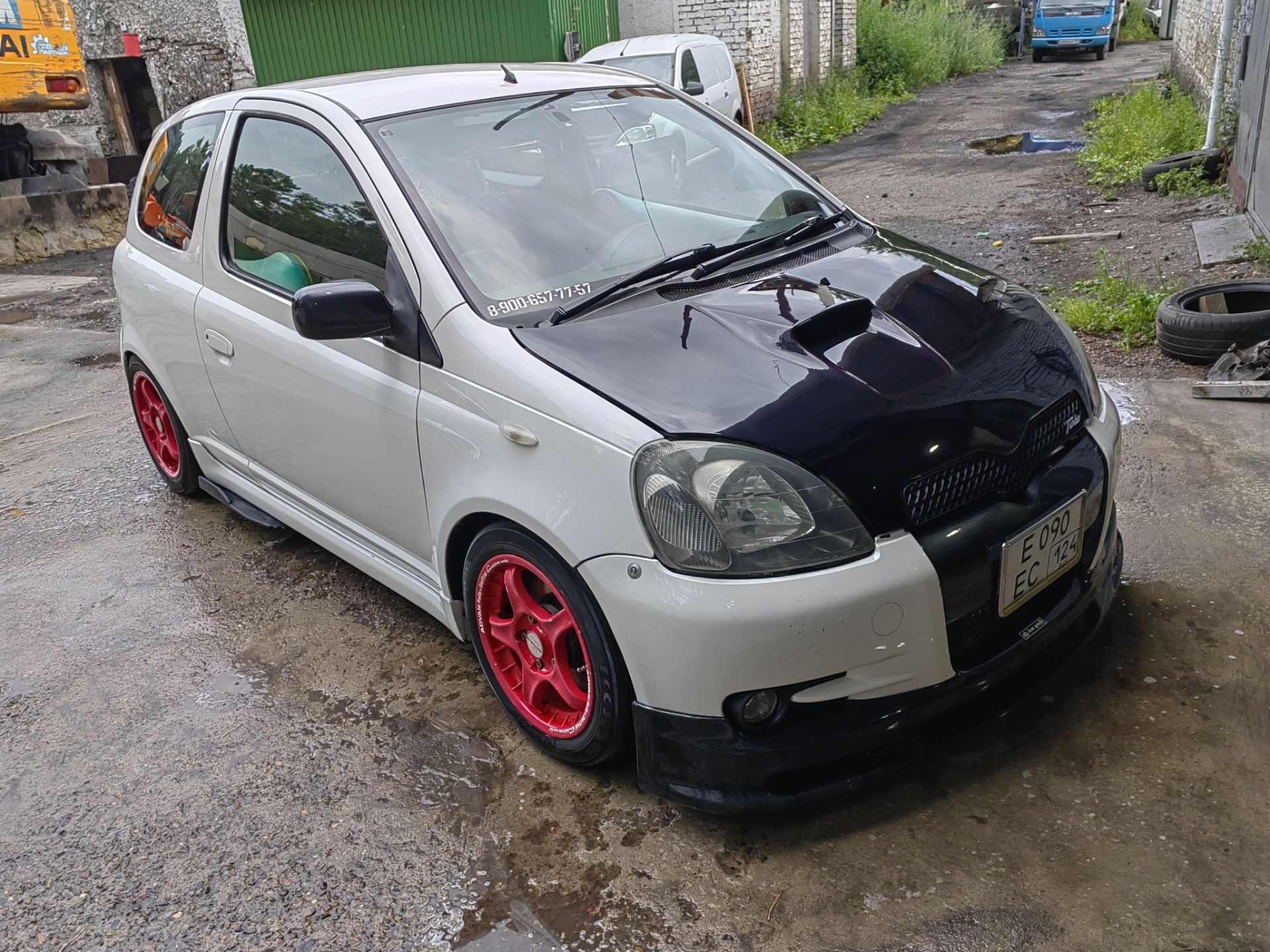 Toyota Vitz 2001 White stance