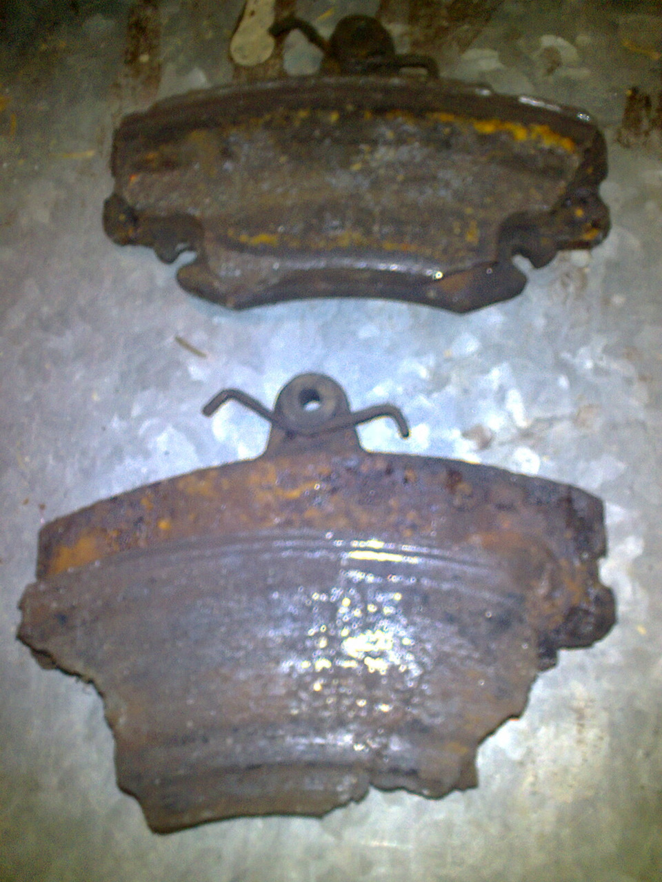 Нежданчик. Замена передних 11 летних тормозных колодок на Логане 1,4 ...