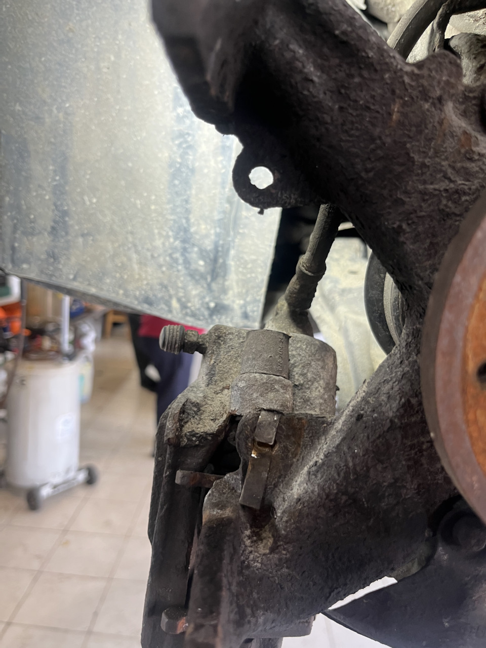 Замена поворотного кулака — Skoda Fabia Mk1, 1,4 л, 2001 года | поломка ...