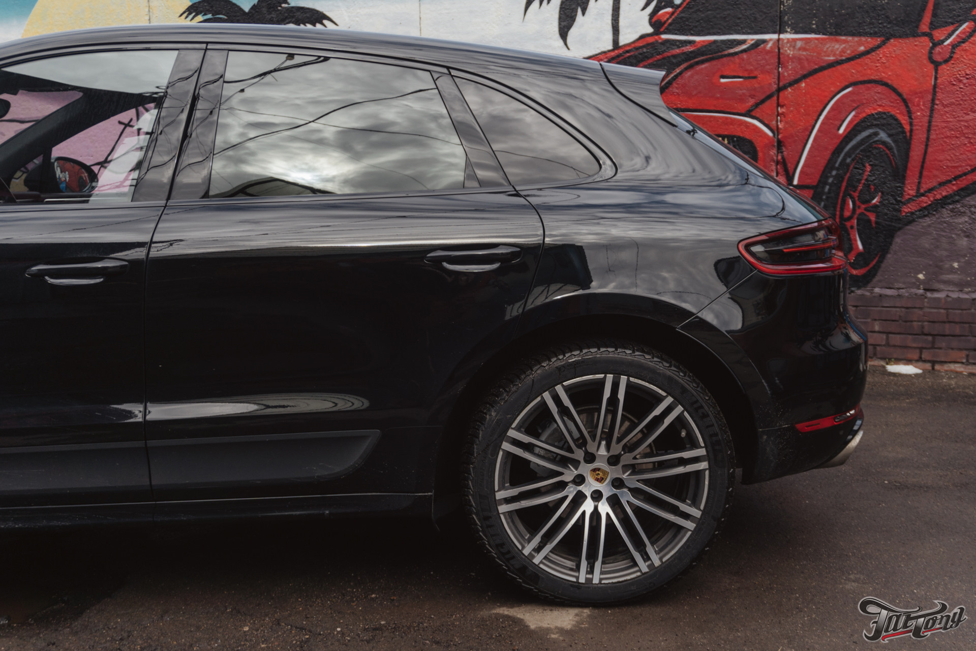 Красные суппорта на Porsche Macan