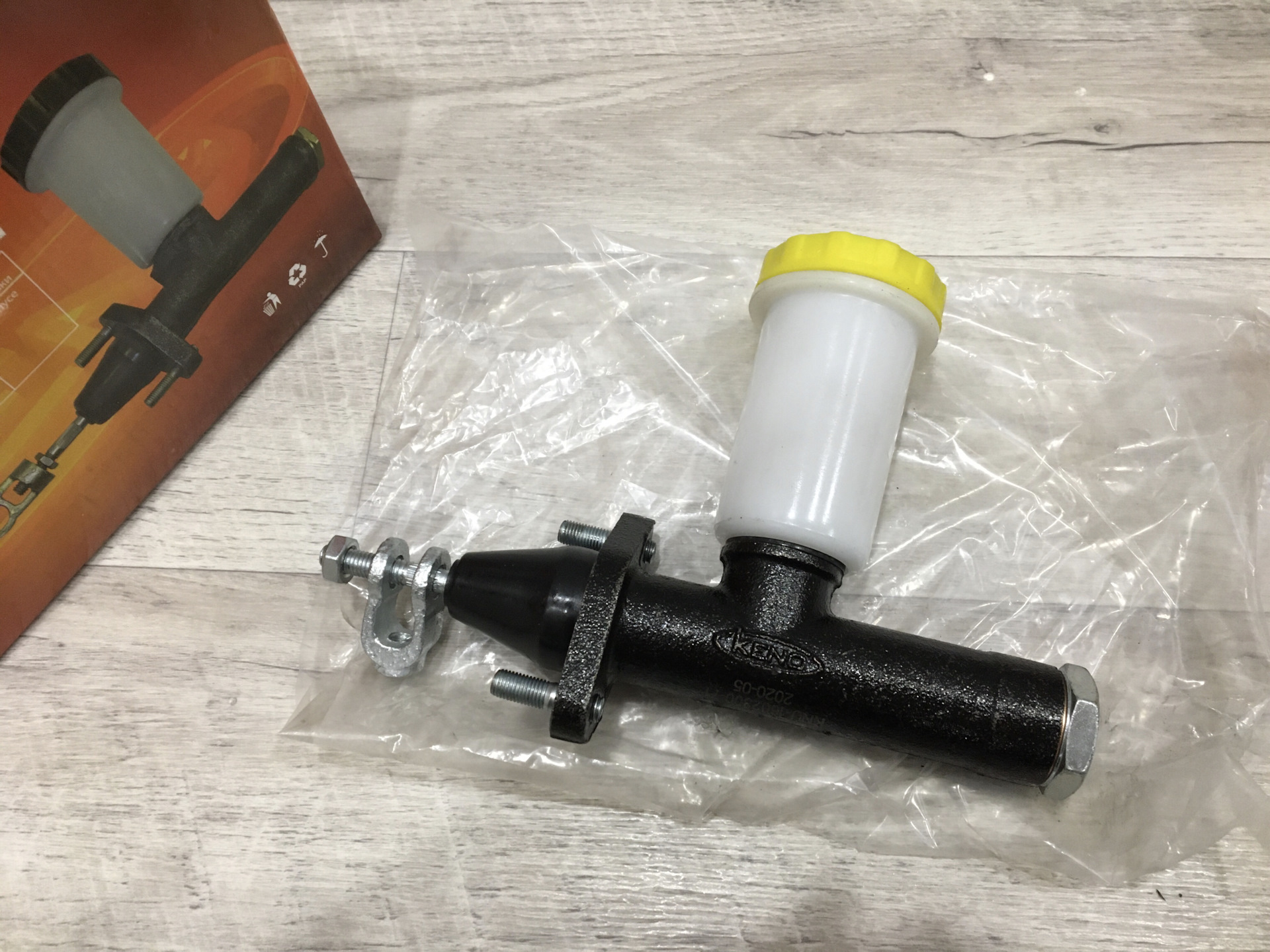 Замена главного и рабочего цилиндров сцепления и реле замка зажигания ...