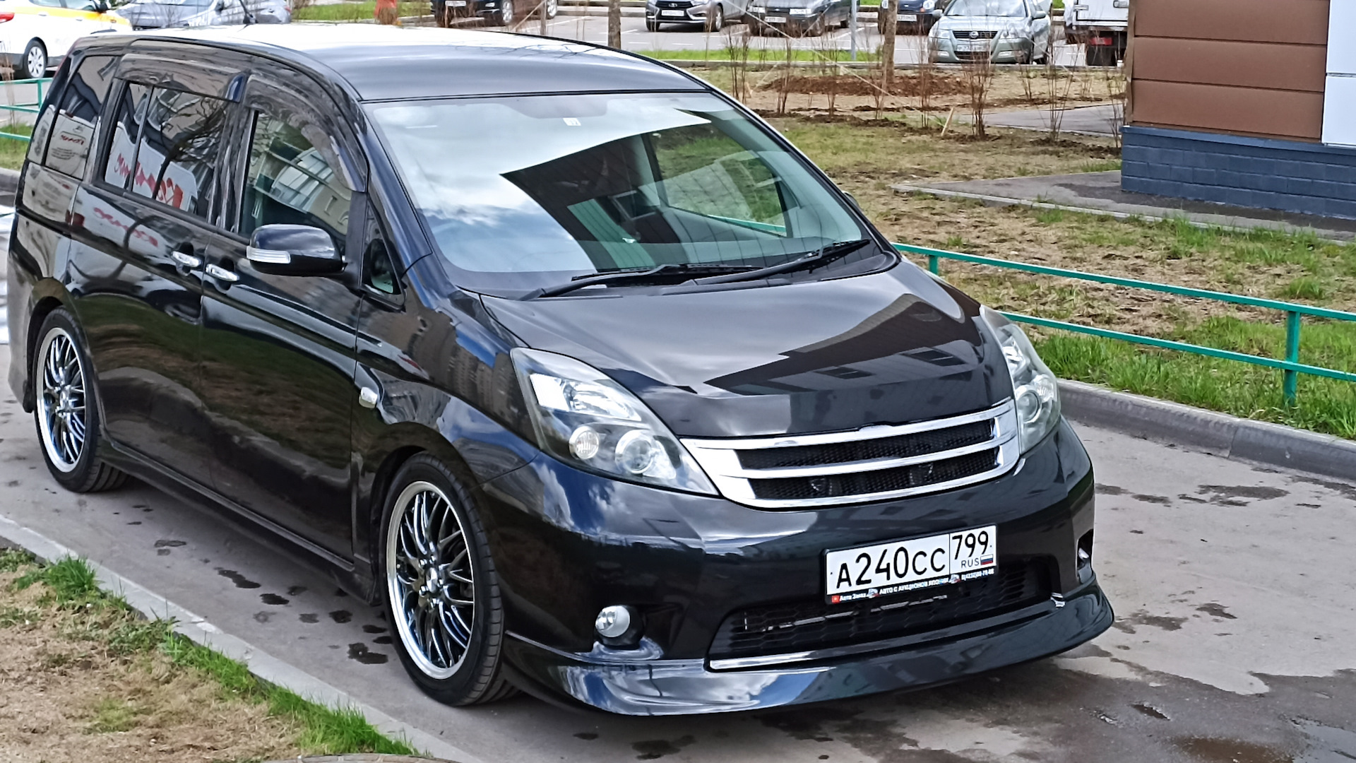 Toyota Isis 1.8 бензиновый 2010 | Чёрный на чёрном на DRIVE2