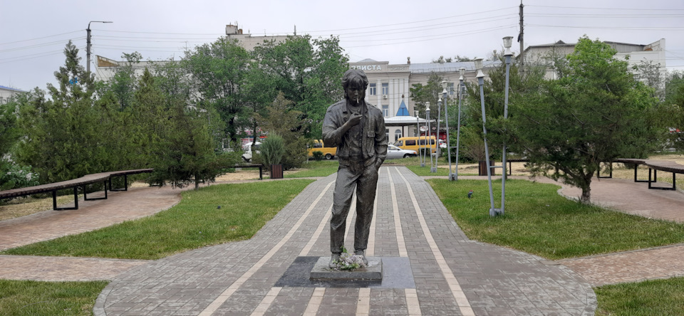 Достаточно неожиданная встреча – памятник лидеру группы Кино Виктору Цою, установленный в прошлом году на аллее Героев Элисты, в честь шестидесятилетия со дня рождения знаменитого певца и артиста. — Jeep Cherokee (KL)