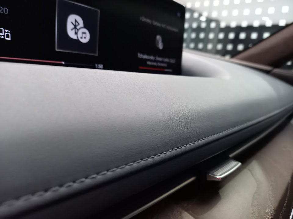 А вот эта кожа не то. Сложно передать на фото — Audi A6 (C8)