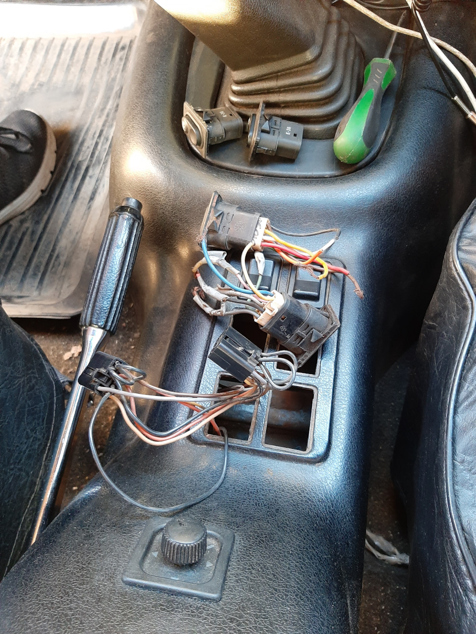 Установка европрикуривателей, мелочёвка, проводка, работы по салону ...