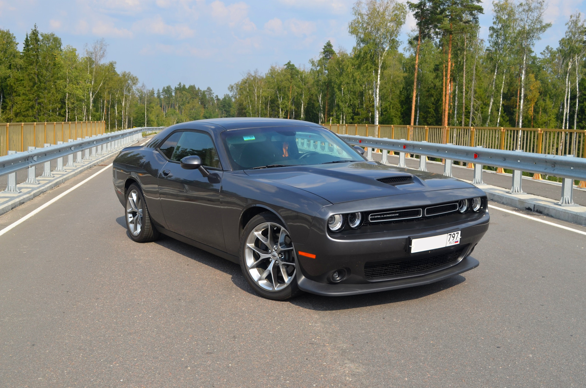 На лесной дороге — Dodge Challenger, 3,6 л, 2020 года | фотография | DRIVE2