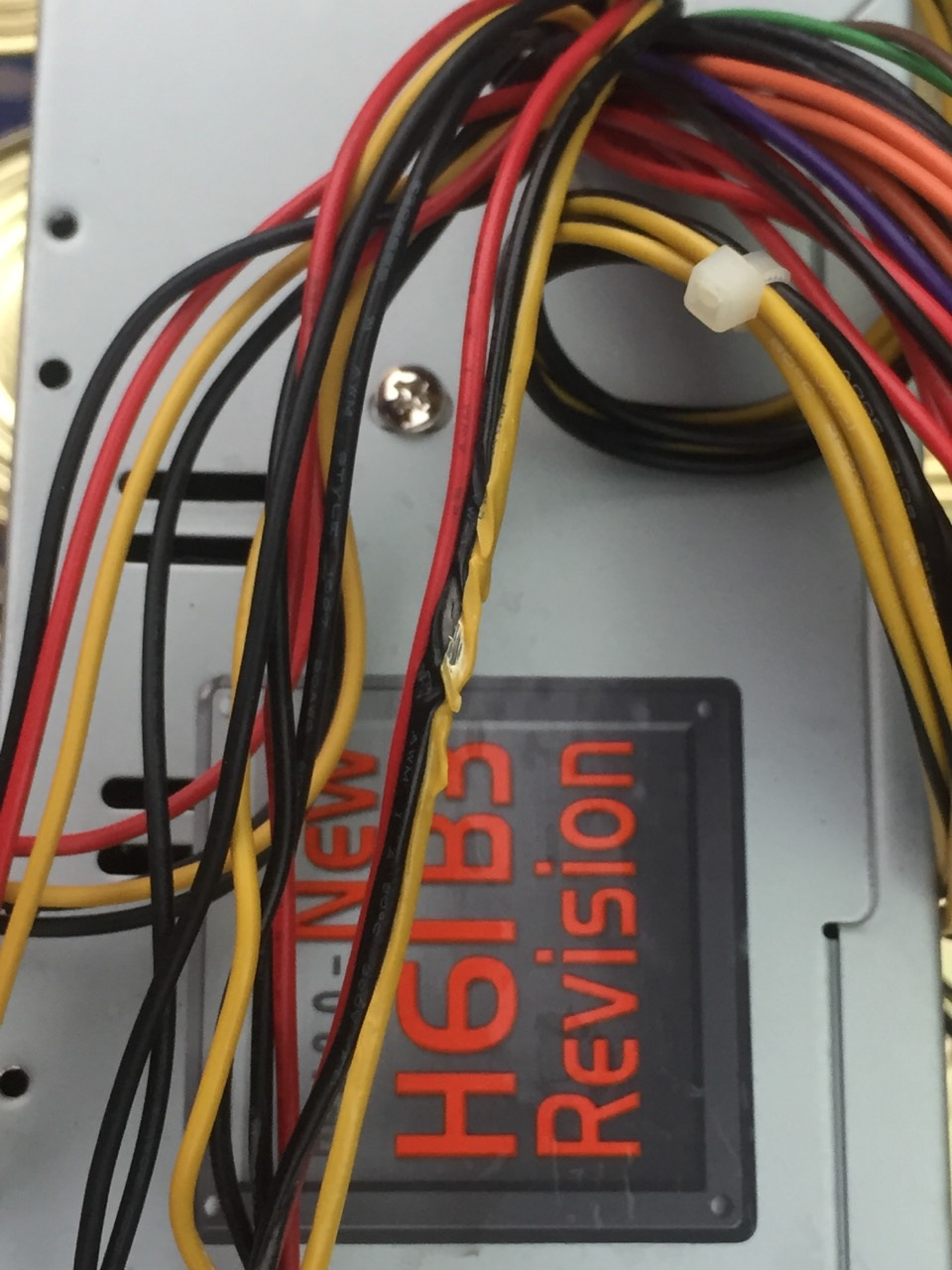 0 с разъемом 12vhpwr. разъем 12 вольт на блоке питания компьютера. черно желтый провод блока питания. штекер блока питания жёлтый чёрный. черно желтый провод блока питания.