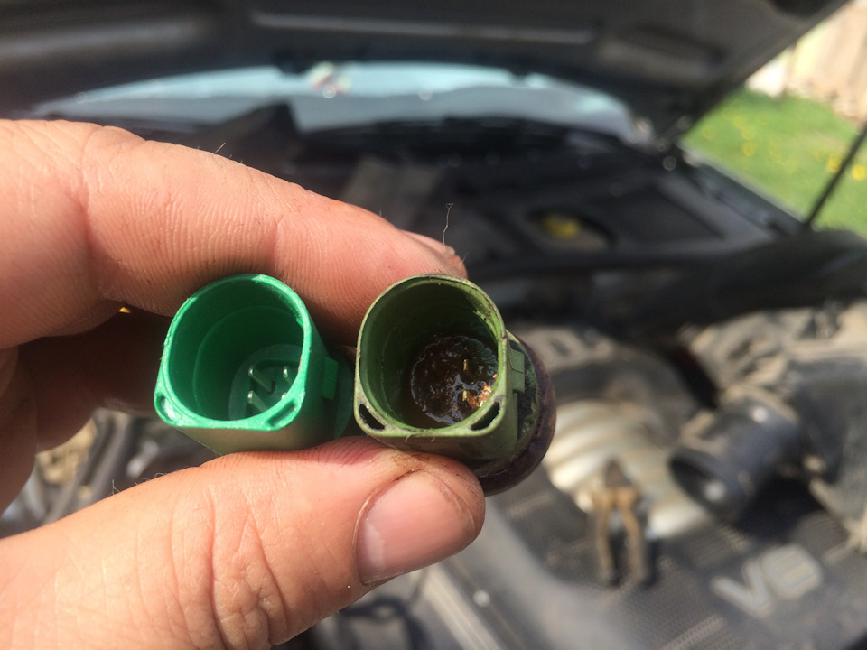 Замена датчика охлаждающей жидкости — Audi A6 (C5), 2,8 л, 2000 года ...