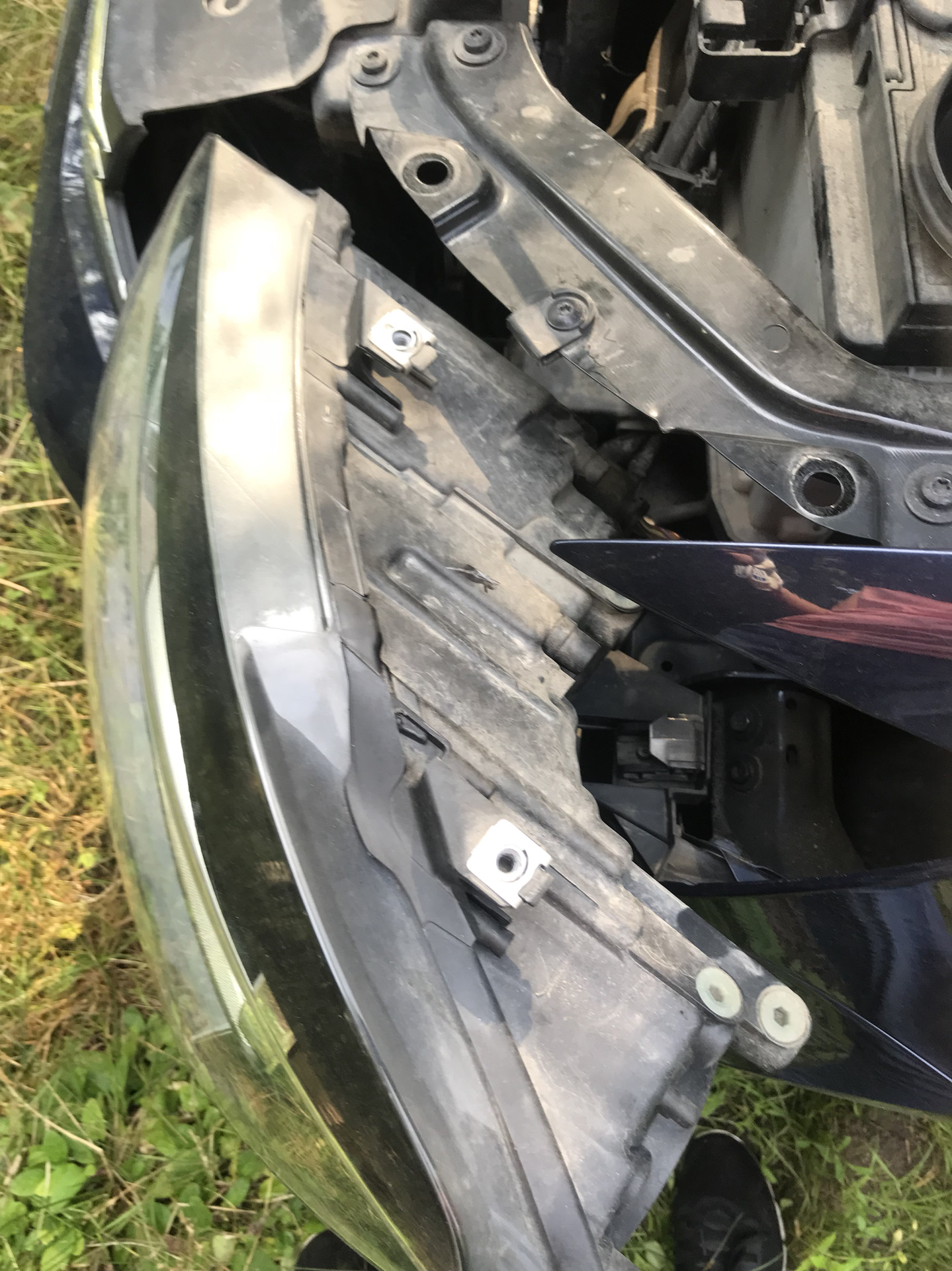Как поменять лампочку в фаре поло седан Замена лампы ближнего света - Volkswagen Polo Sedan, 1,6 л, 2017 года расходники