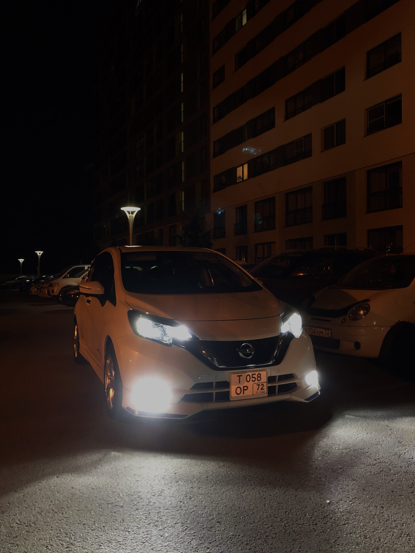 Освещение ниссан. Nissan Note e12 2017. Подсветка Nissan Note e12. Nissan Note Rider подсветка. Led Nissan Note.