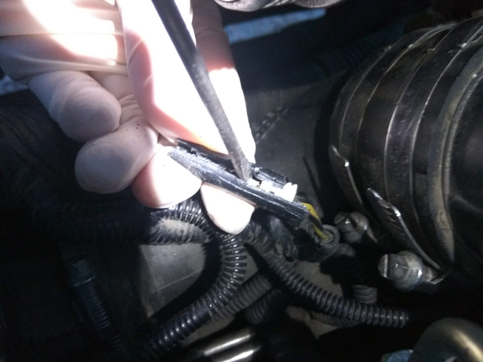 Дальше раскалываем его отверткой — Volvo XC70 III