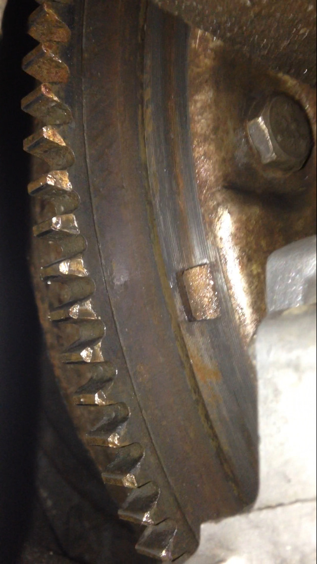 Бублик на коробке передач на ленд ровере. Бублик для рено меган 2. Как открутить бублик от маховика. Как открутить бублик от маховика. Болты крепления гидротрансформатора к маховику new holland lb115.