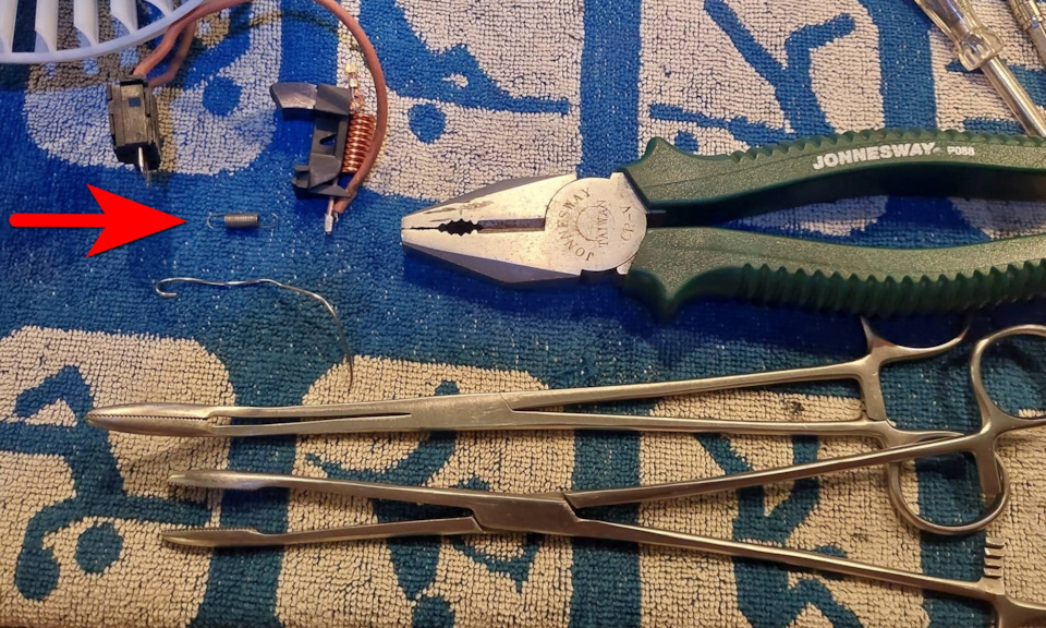 Профилактика мотора печки (устранение скрипов и замена щеток без снятие ...