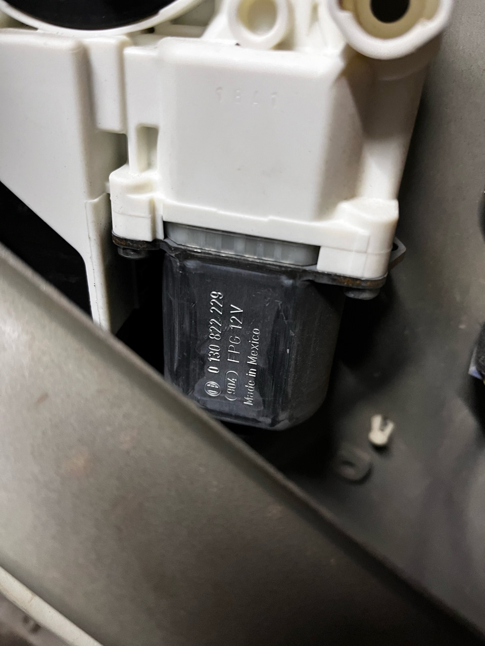 Штатный электромоторчик — Volkswagen Jetta V. Запчасти на фото: 0130822229