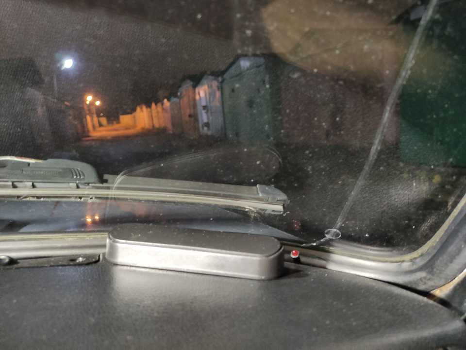 Нужно отдать должное этим дешёвым усам. Приклеились они нормально. Осталось сантиметров 10 у вертикального уса. Решил пока не обрезать его (успеется), а просто загнуть вбок, хотя это и нарушает порядок установки, в соответствии с которым необходимо усы прокладывать минимум в 50 мм от рамки стекла. — Lada 210740