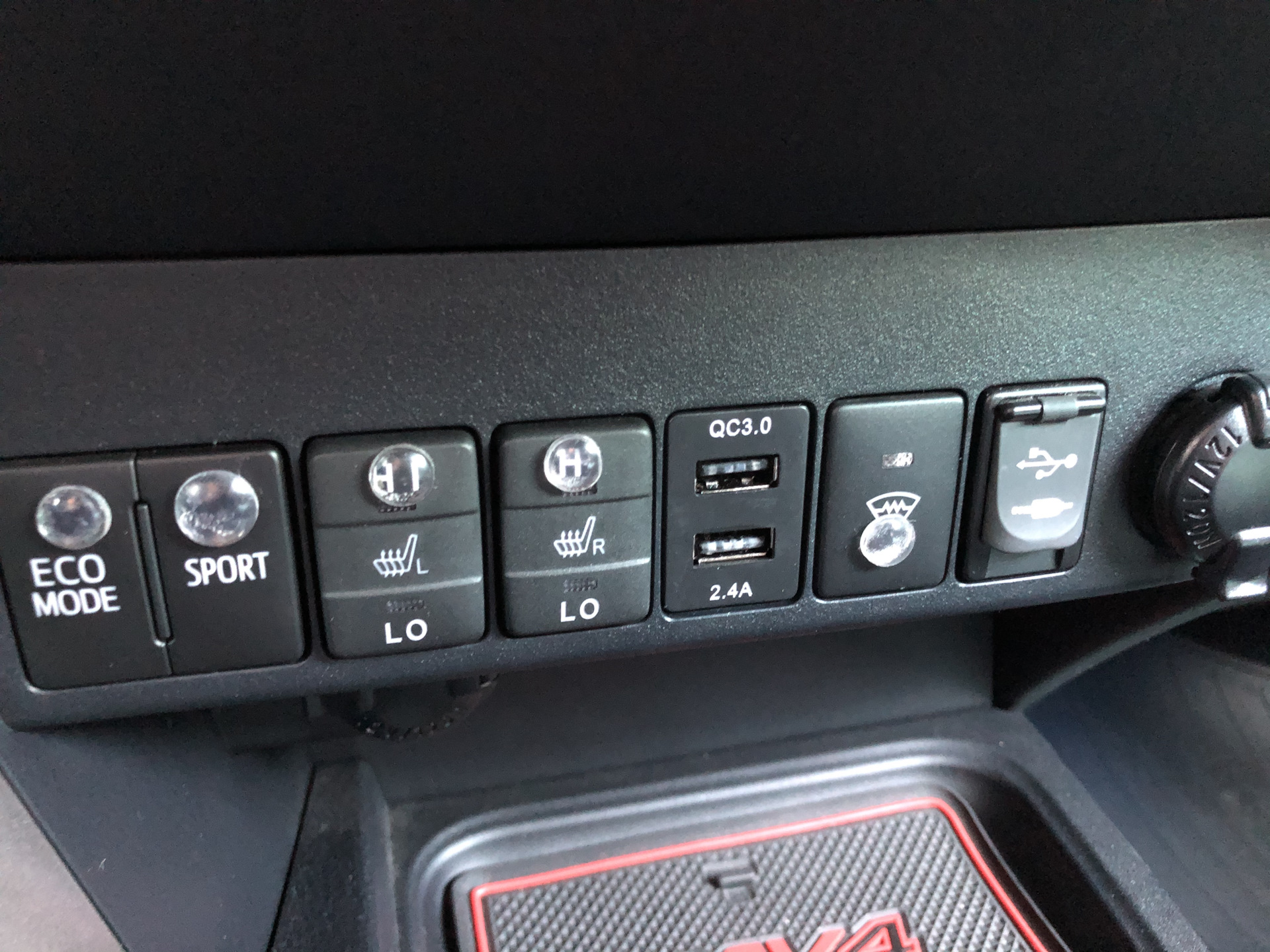 Рав 4 кнопку. Рав 4 40 кнопка USB заглушка. Кнопка для Тойота рав 4. Кнопки на панель Тойота рав 4. Кнопка BSM Toyota rav4 IV.