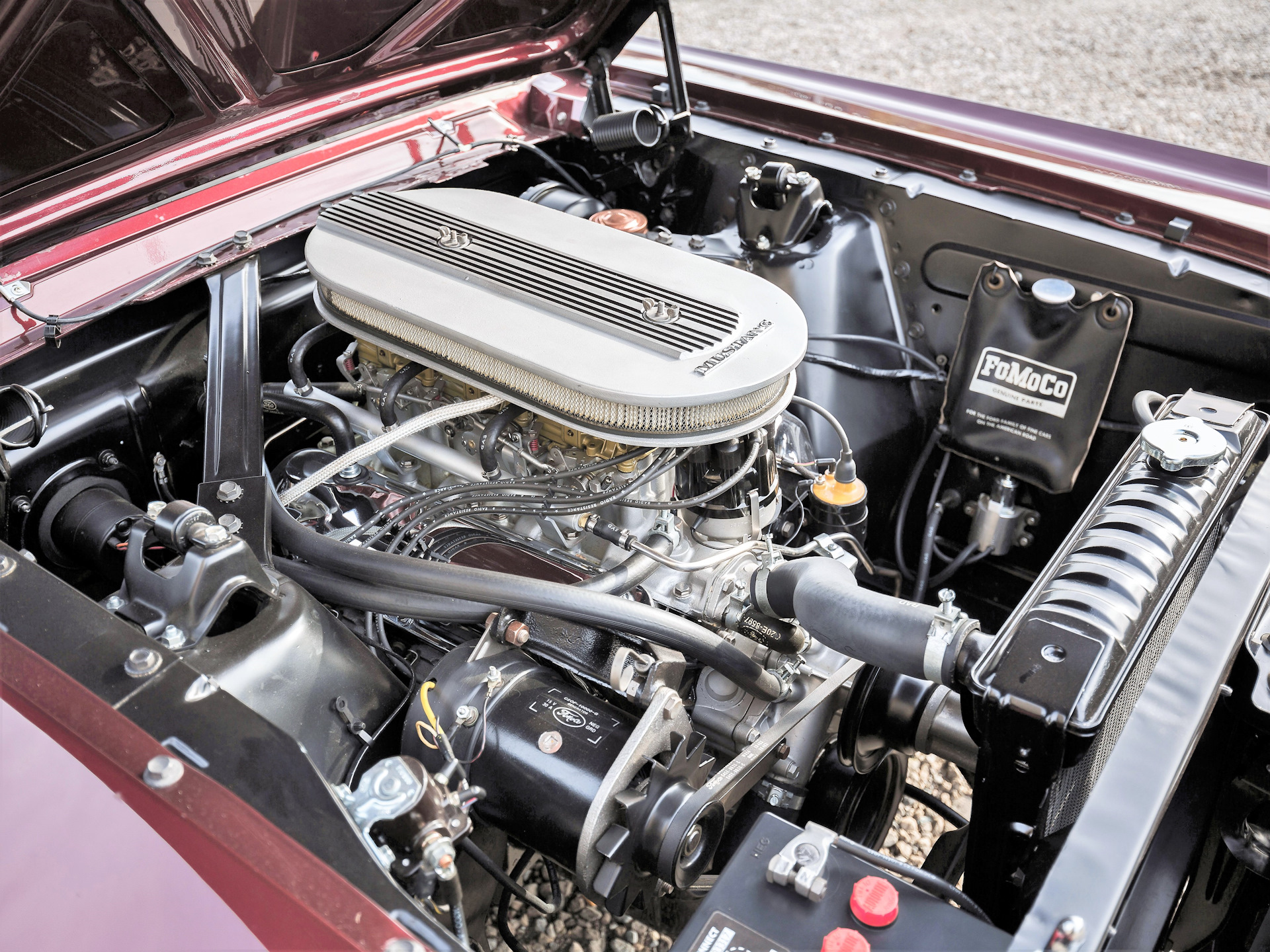Мустанг моторы. Ford Mustang 1 мотор. Ford Mustang v8 1964. Форд Мустанг v8 мотор. Форд Мустанг двигатель v8.