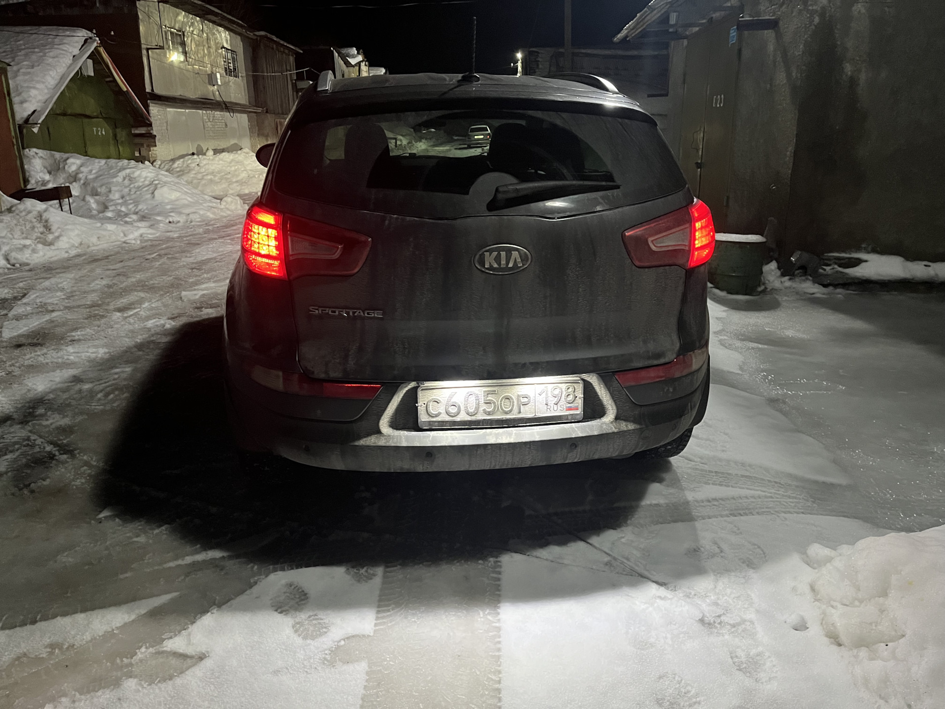 Замена плафонов подсветки номера на светодиодные — KIA Sportage (3G), 2 ...