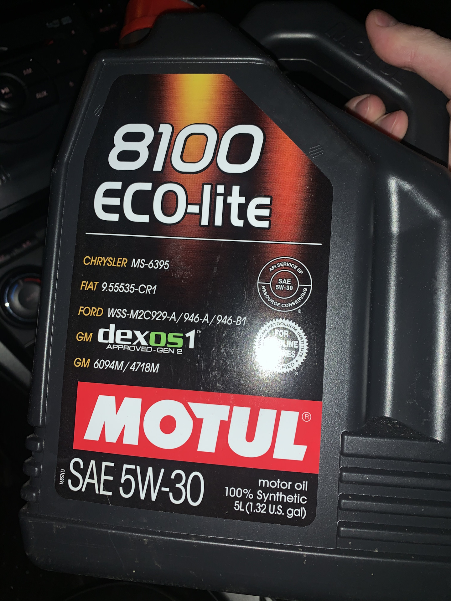 Масло мотюль эко энерджи. 8100 Eco Lite. Motul Eco Lite. Баннера мотюль масло.