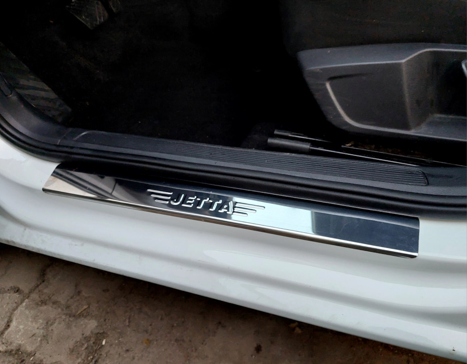 Накладки порогов и шиномонтаж — Volkswagen Jetta VII, 1,4 л, 2019 года ...