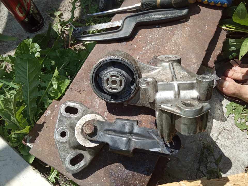 Замена сайлентблока и правой подушки двигателя. Замена стоек ...