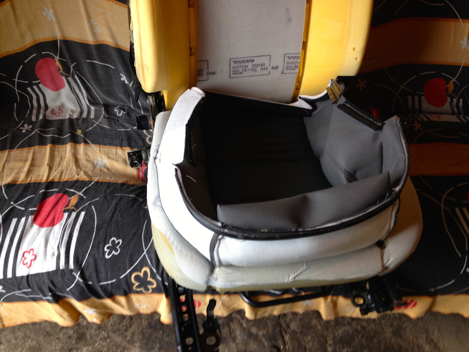 Для тех, у кого сиденья с разъёмом — сиденья обязательно надо снимать, предварительно отсоединив клемму от аккумулятора, иначе (!) поймаете ошибку подушки (которая в спинке). — Volvo C30