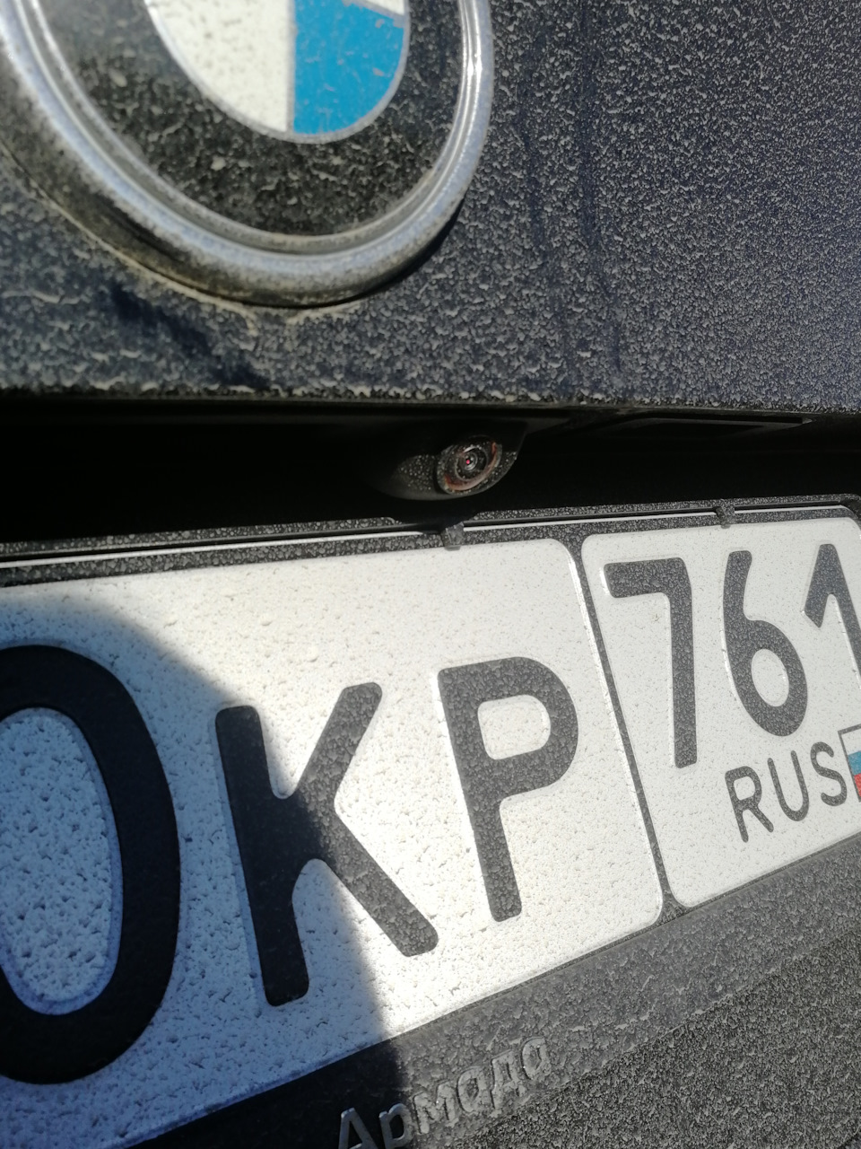 Установлена камера заднего вида, протянуты провода к регистратору и ...