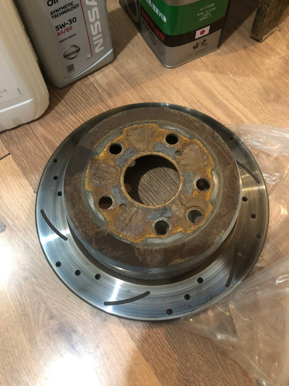 Скрип при движении и нажатии на тормоз сзади. Замена колодок и ...