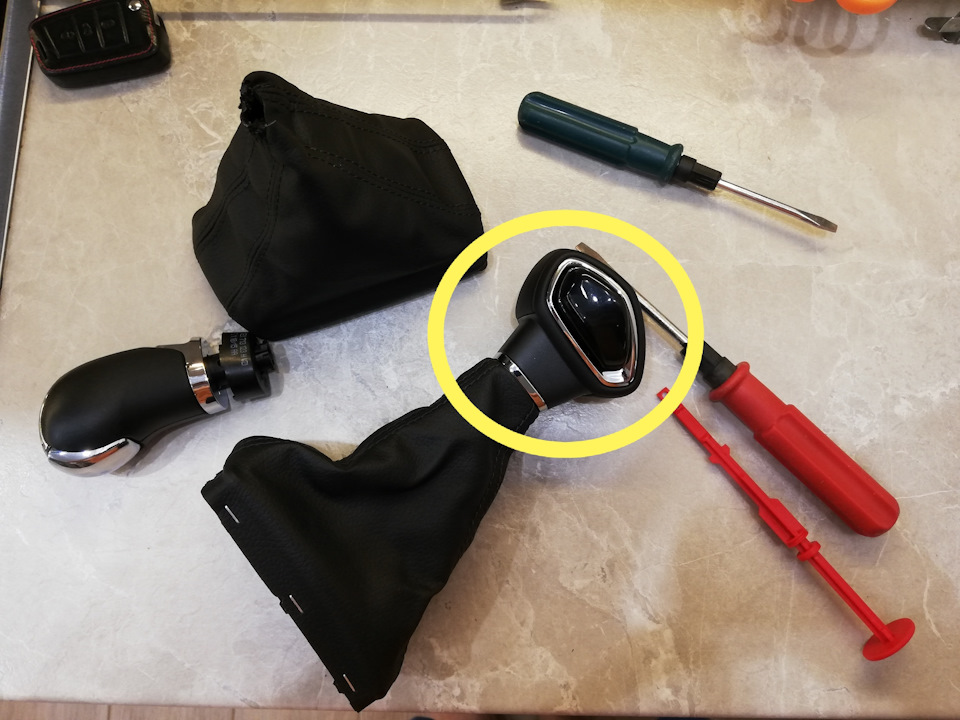 всё что меняется на А7 это ручка и пластиковое кольцо под ней — Skoda Octavia Combi A7 Mk3