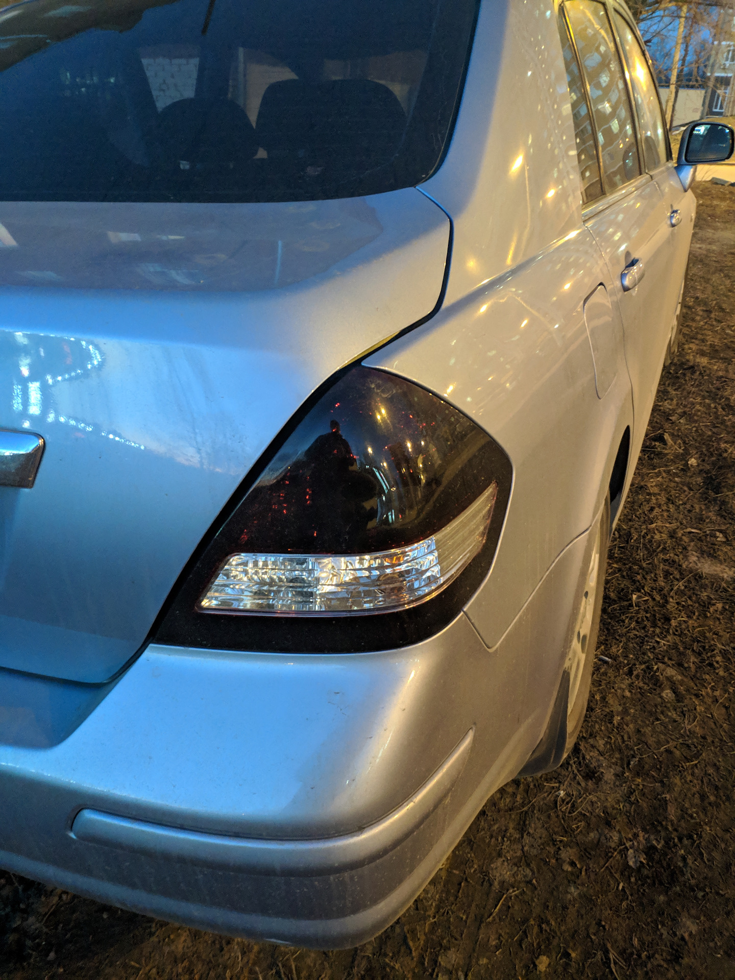 Удалил тонировочный лак с фонарей — Nissan Tiida (1G), 1,6 л, 2010 года ...