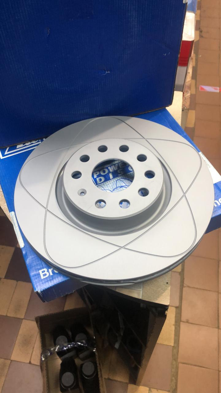 Видок просто бомба, маловат конечно размерчик, но думаю рано или поздно поставлю тормоза более производительные — Volkswagen Golf GTI Mk6