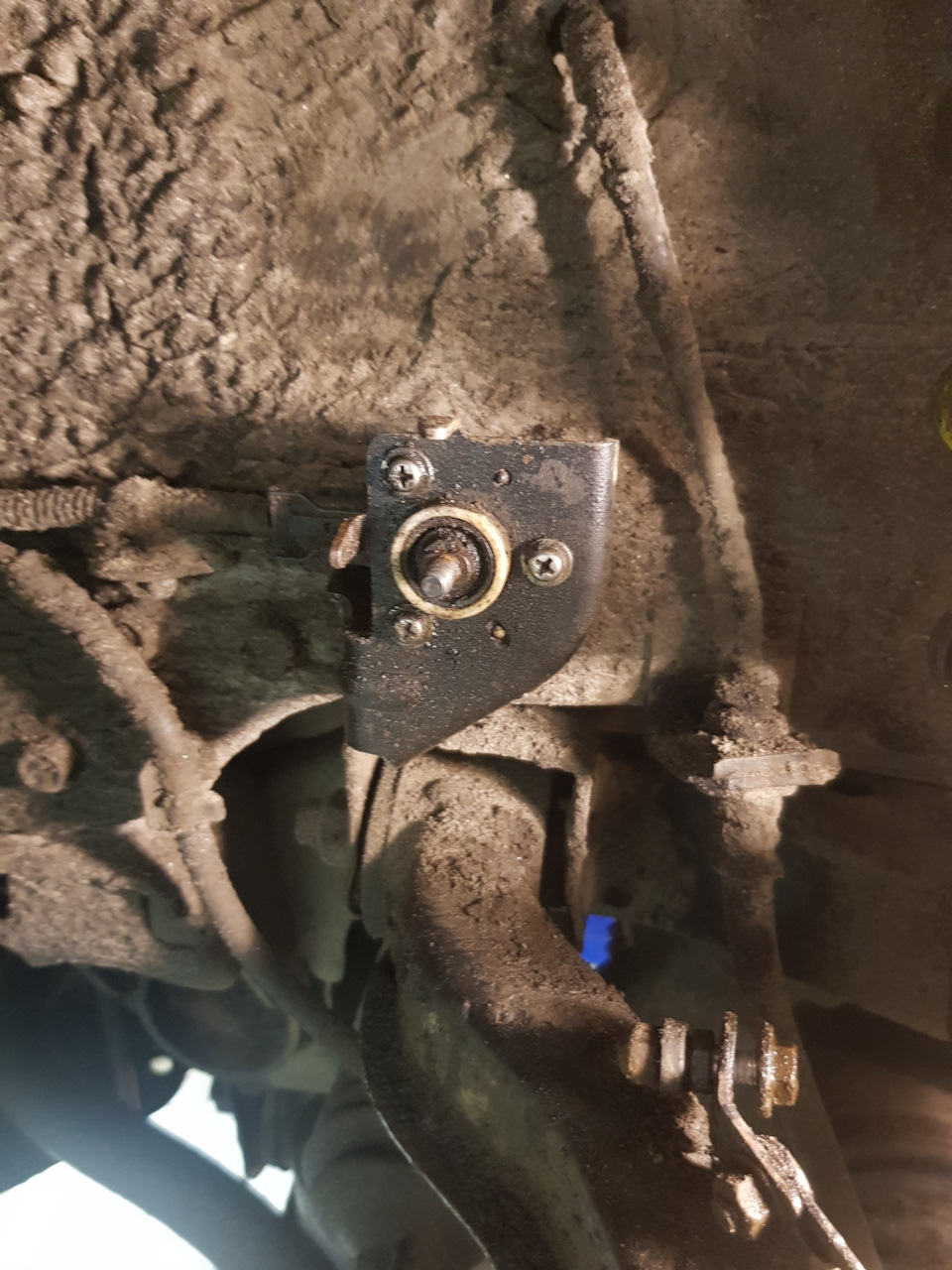 Замена тяги автокорректора фар — Mitsubishi Pajero (4G), 3,2 л, 2008 ...