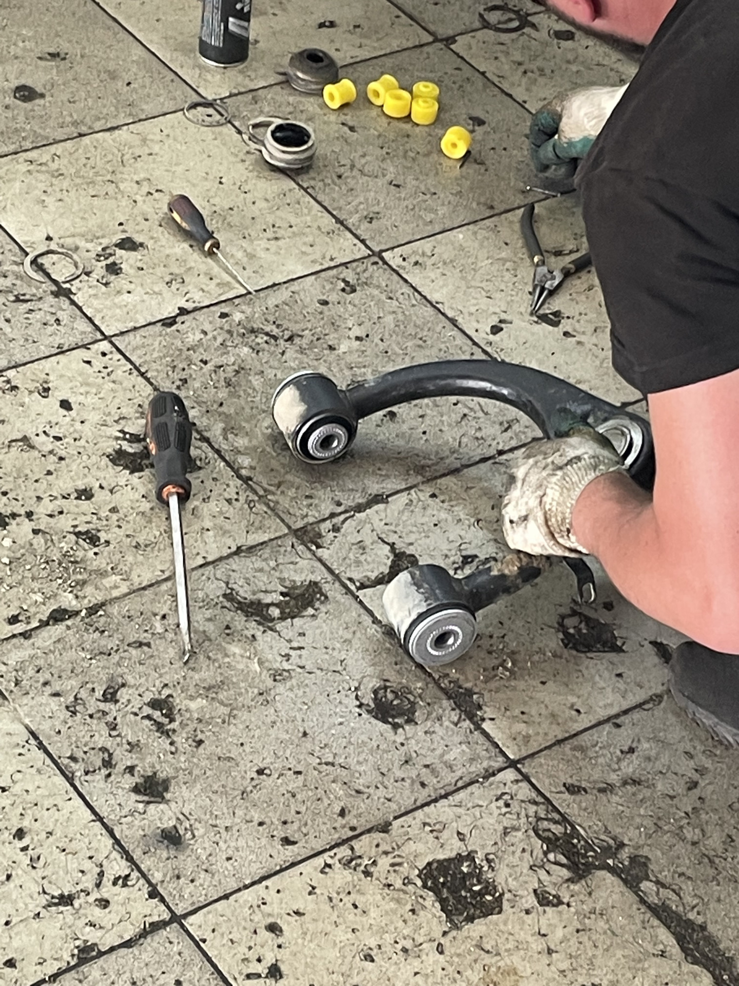 Замена сайлентблоков верхних рычагов, верхних шаровых — Lexus LX ...