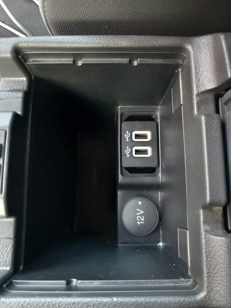 Медиахаб уже отверстия, но как говорится на скорость не влияет и в подлакотнике его никто не видит — Ford Focus Hatchback III