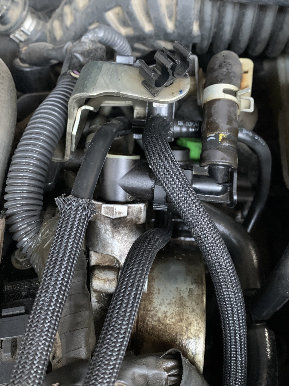 Обратный клапан вакуумного усилителя ГТЦ 2.0 dci — Nissan X-Trail II ...