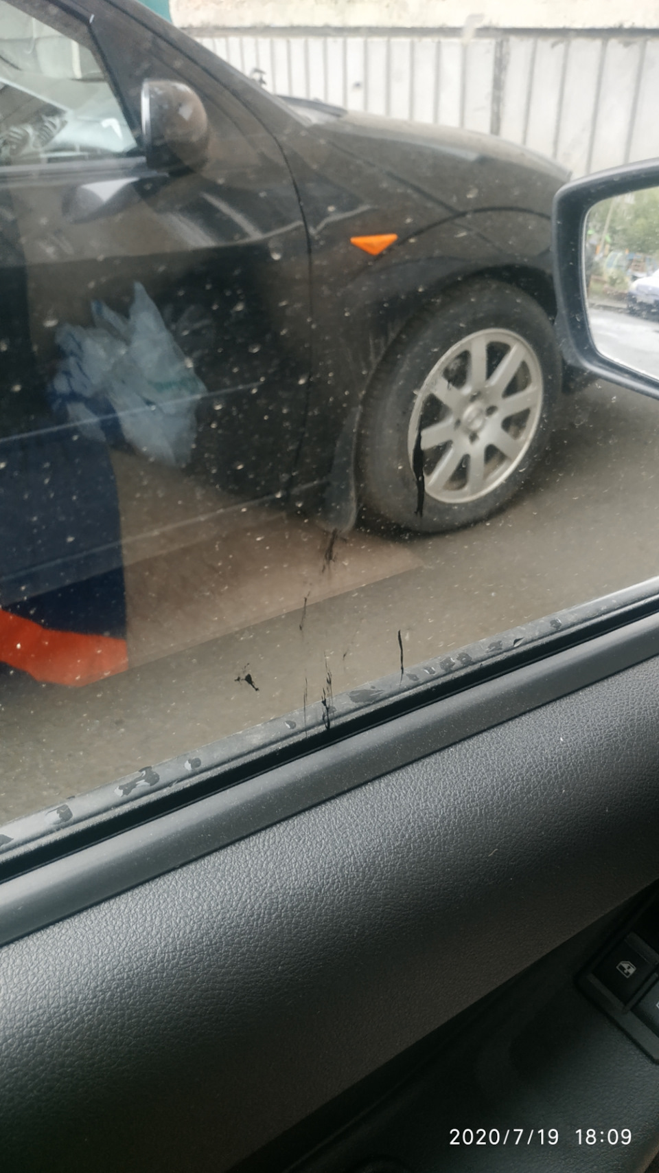 Стекло в гуталине — Lada Гранта Лифтбек (2G), 1,6 л, 2019 года ...