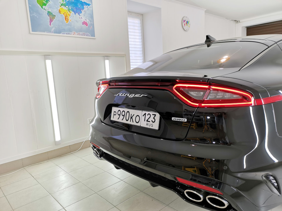 Kia Stinger шильдик