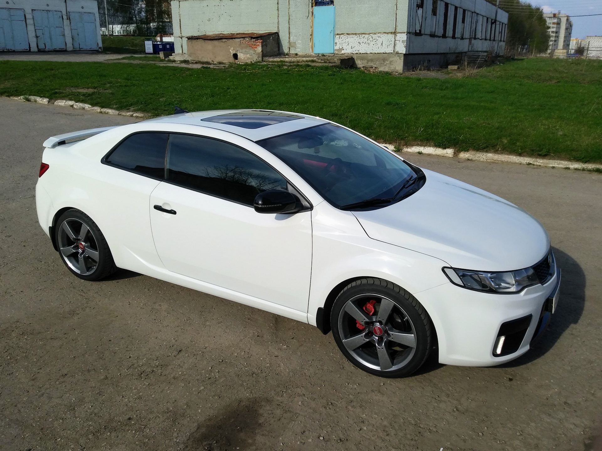 Kia Cerato Koup белая в наклейках