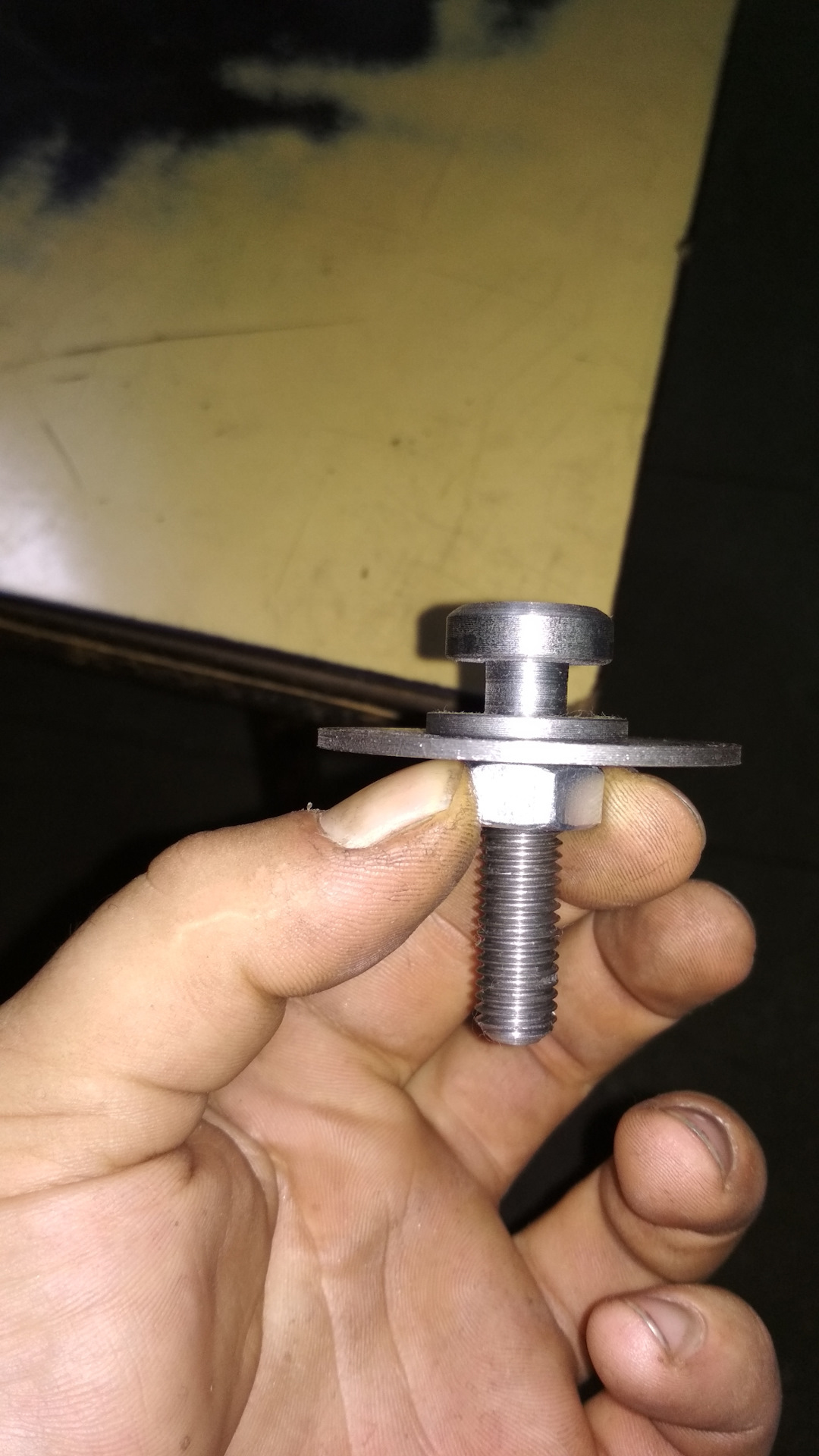 Как закрепить винт. Как закрепить винт. Болтики с гайками. Гайка мебельная врезная м8. Болт с конусной резьбой.