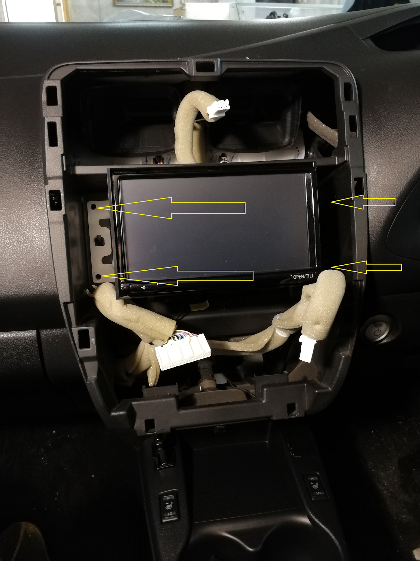 Отключение gps. Антенна GPS Nissan Leaf. Разъем GPS антенны Nissan Leaf. Nissan Leaf антенна. Nissan Leaf отключение GPS.